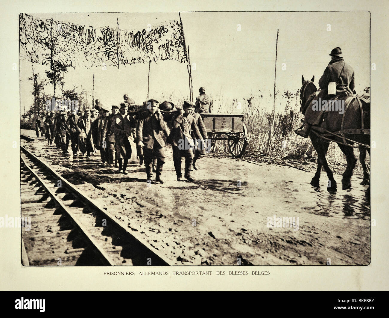 WW1 deutschen Gefangenen evakuieren verletzte belgische Soldaten auf Bahren in West-Flandern während ersten Weltkrieges One, Belgien Stockfoto