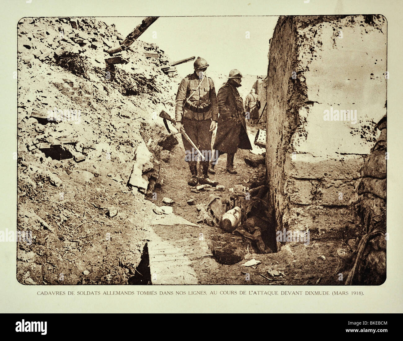 Belgische Soldaten, die an Toten getötet Deutsch in Aktion im Graben bei Diksmuide in Flandern während ersten Weltkrieges One, Belgien Stockfoto