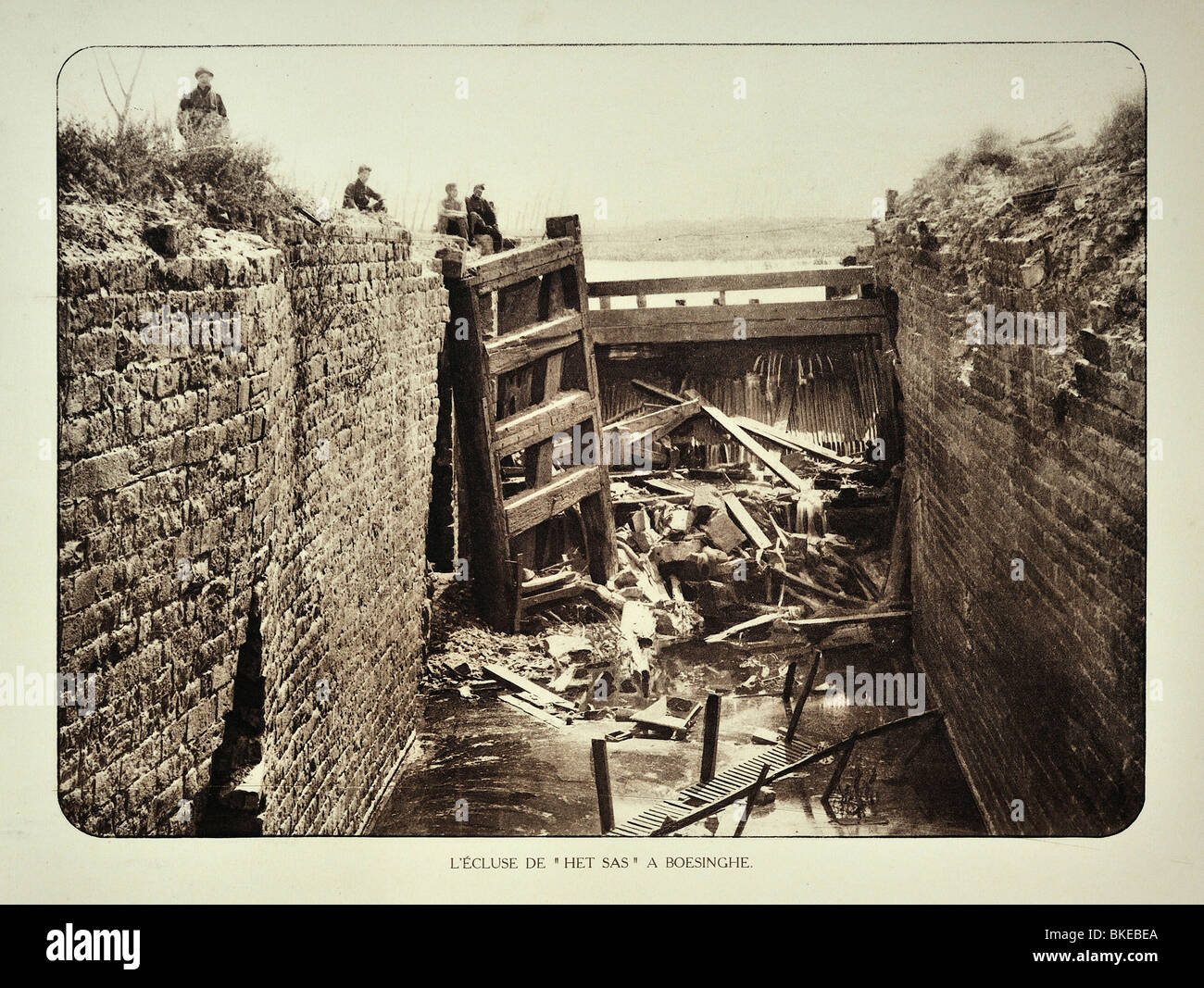 WWI Soldaten bei beschädigten Lock / Vakuumschleuse in Boezinge, West-Flandern während ersten Weltkrieges One, Belgien Stockfoto