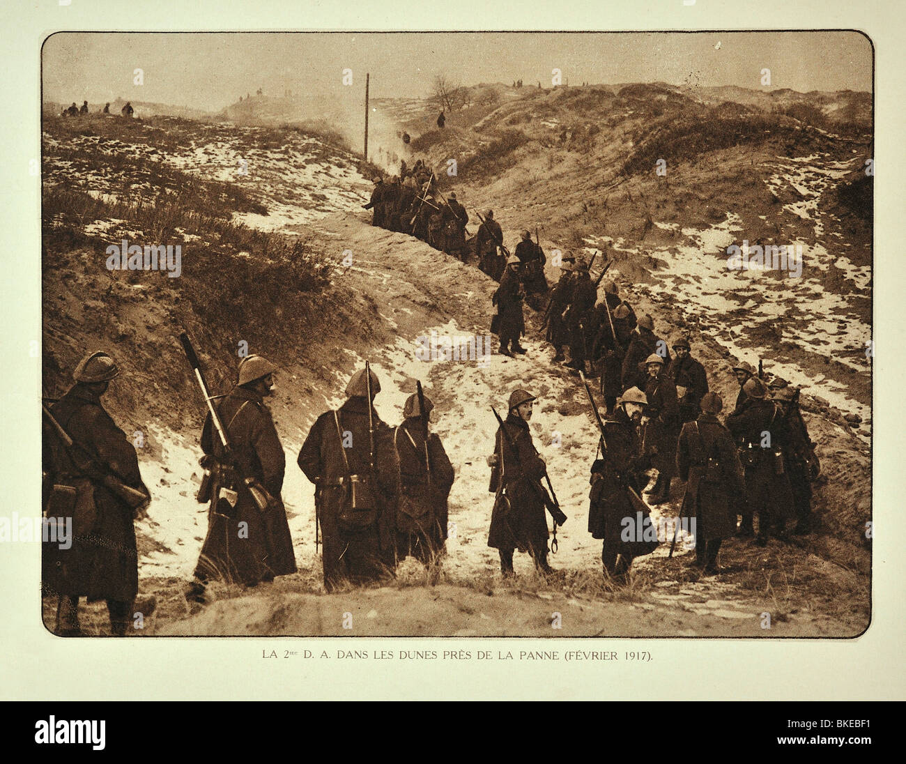 Belgische WW1 Infanterie Soldaten marschieren durch Dünen im Winter in De Panne in West-Flandern während ersten Weltkrieges One, Belgien Stockfoto