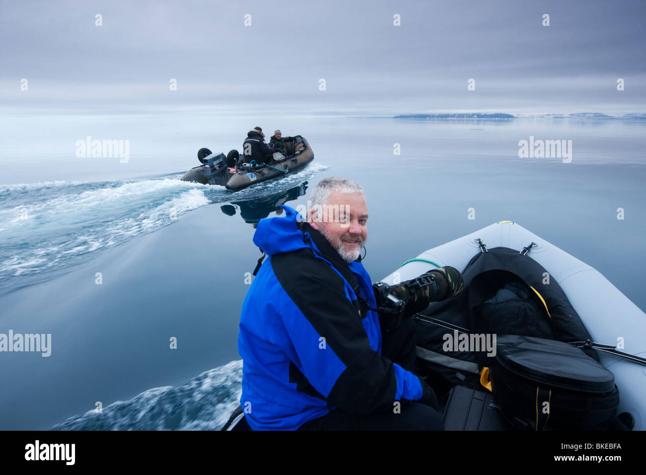 Norwegen, Spitzbergen, Nordaustlandet, Fotografen in Zodiac Schlauchboote durch Lady Franklin Sound am Sommerabend Reisen Stockfoto