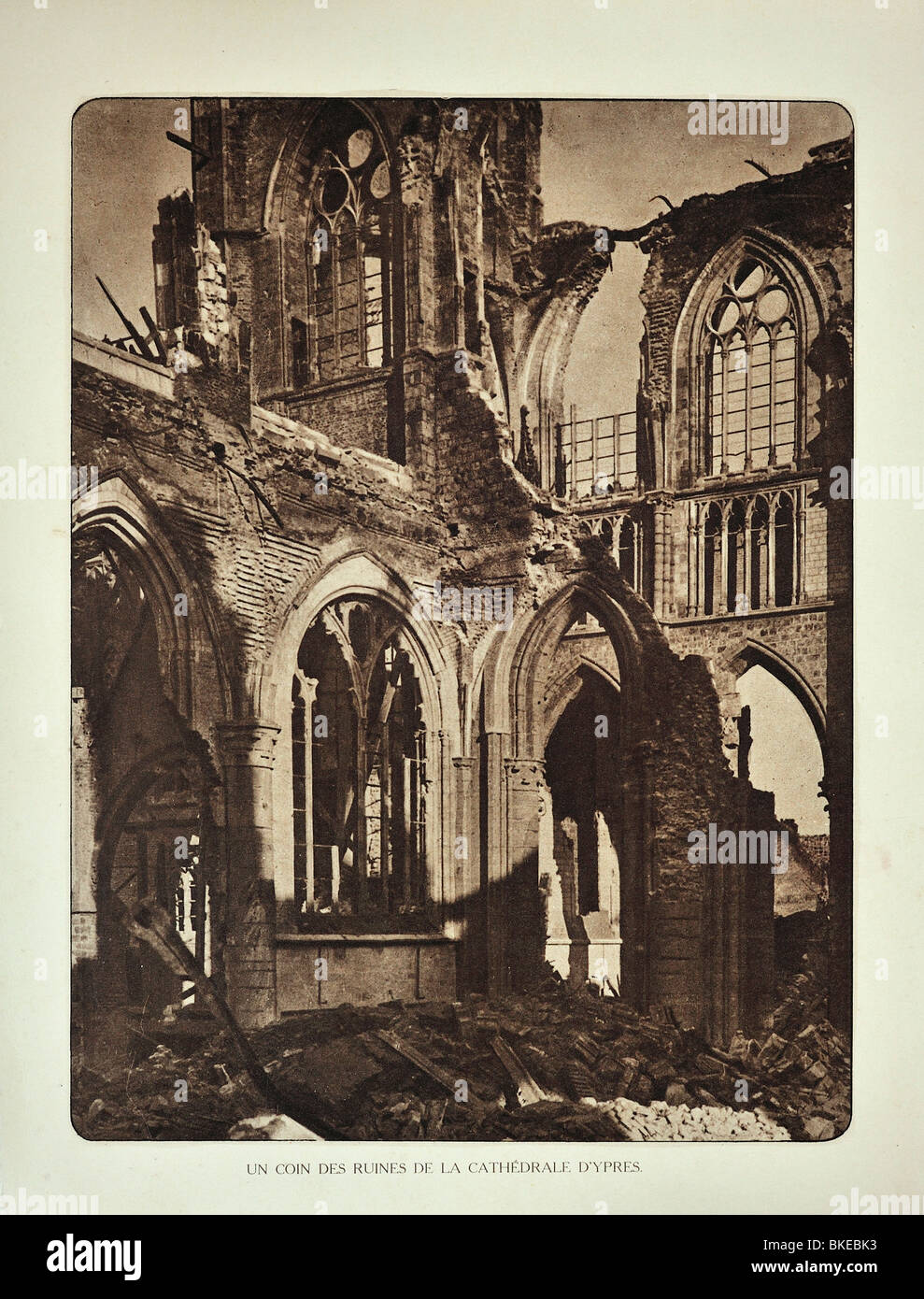 Ruinen der Kathedrale von Ypres / Ieper nach WWI Bombardement in West-Flandern während des ersten Weltkriegs ein, Belgien Stockfoto