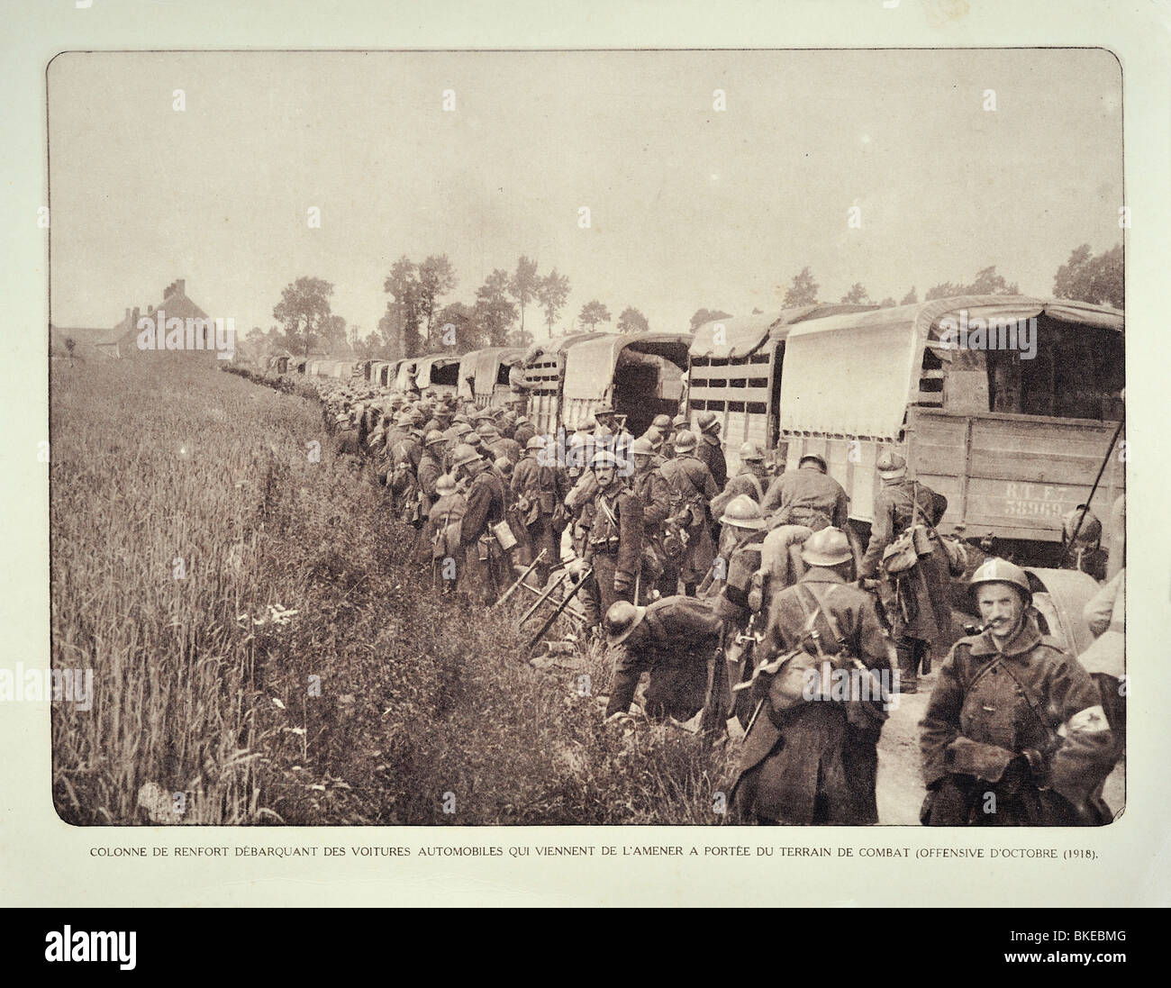 LKW und WWI Soldaten der Bewehrung Konvoi Richtung Schlachtfeld in West-Flandern während ersten Weltkrieges One, Belgien Stockfoto