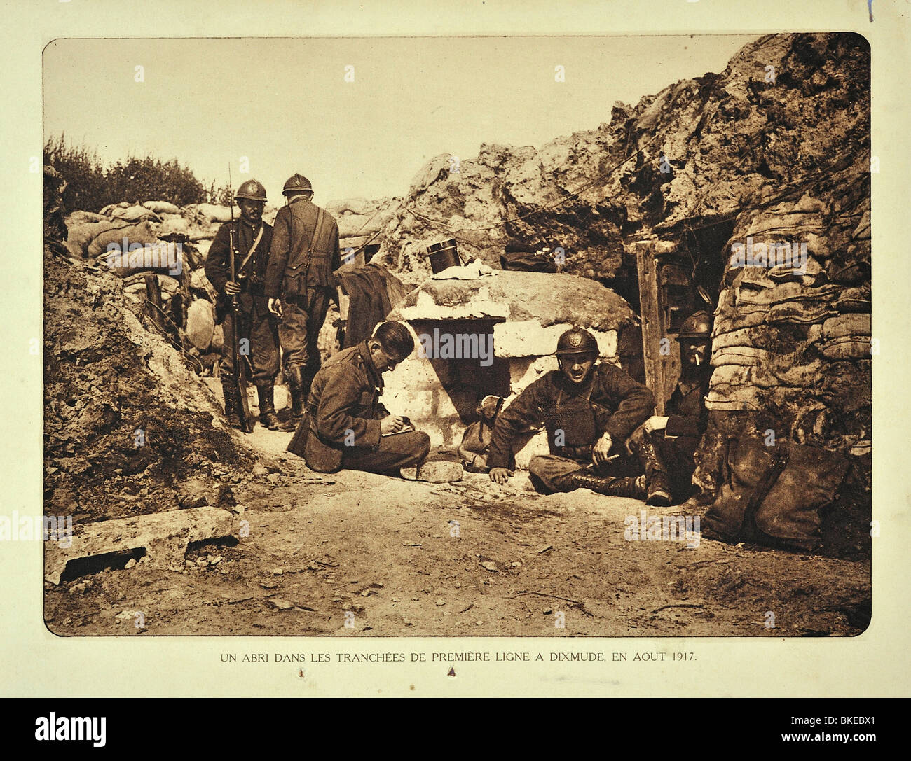 WW1 belgische Soldaten im Tierheim in Graben bei Diksmuide / Dixmude, West-Flandern während ersten Weltkrieges One, Belgien Stockfoto