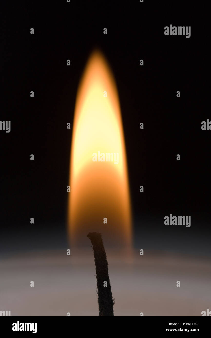 einzelne Flamme einer Kerze Stockfoto