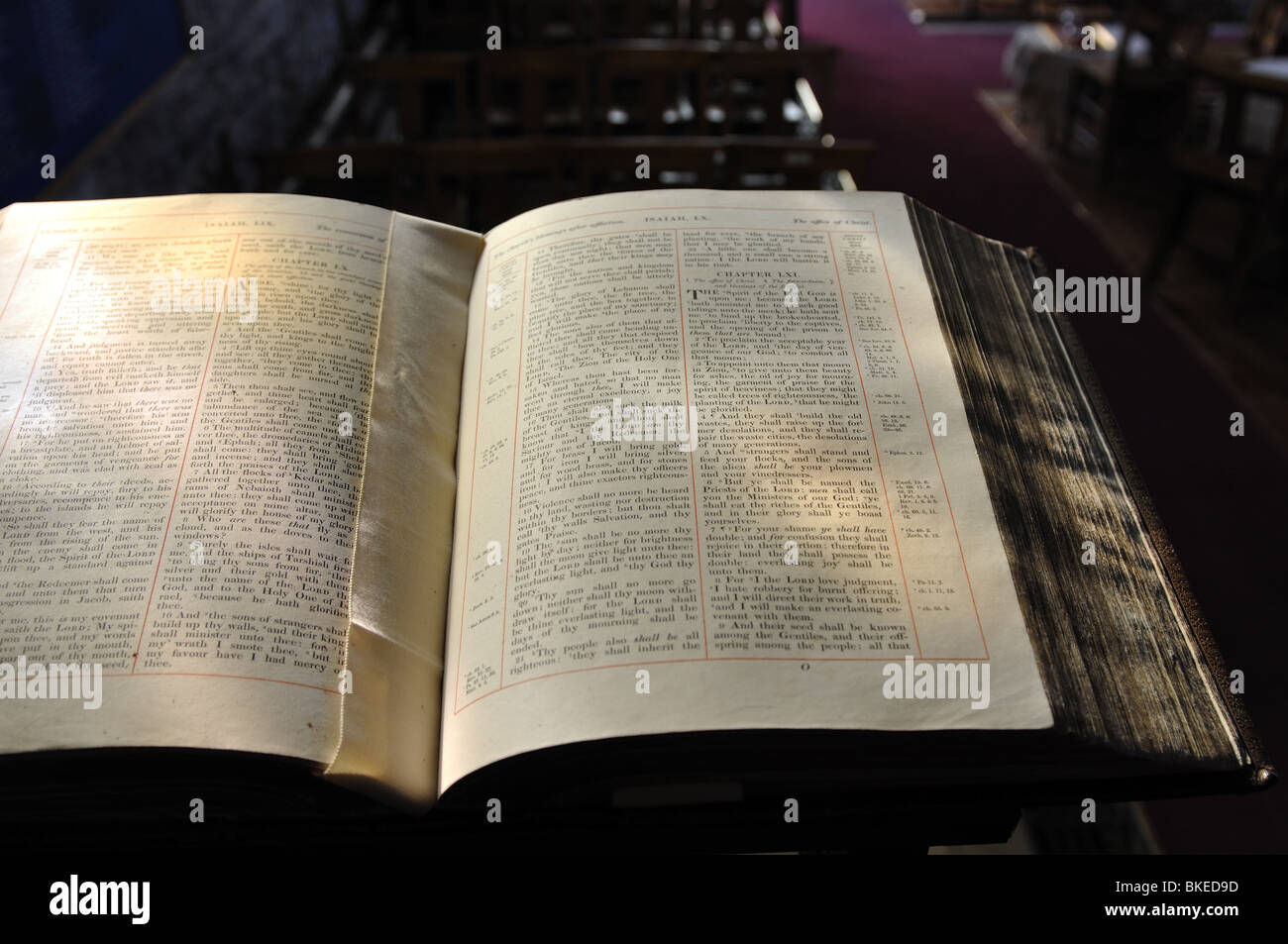 Aufgeschlagene Bibel im St.-Andreas Kirche, Glaston, Rutland, England, UK Stockfoto