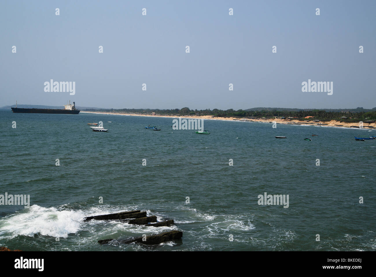 Küstenerosion in Candolim Beach Goa, Indien Stockfoto