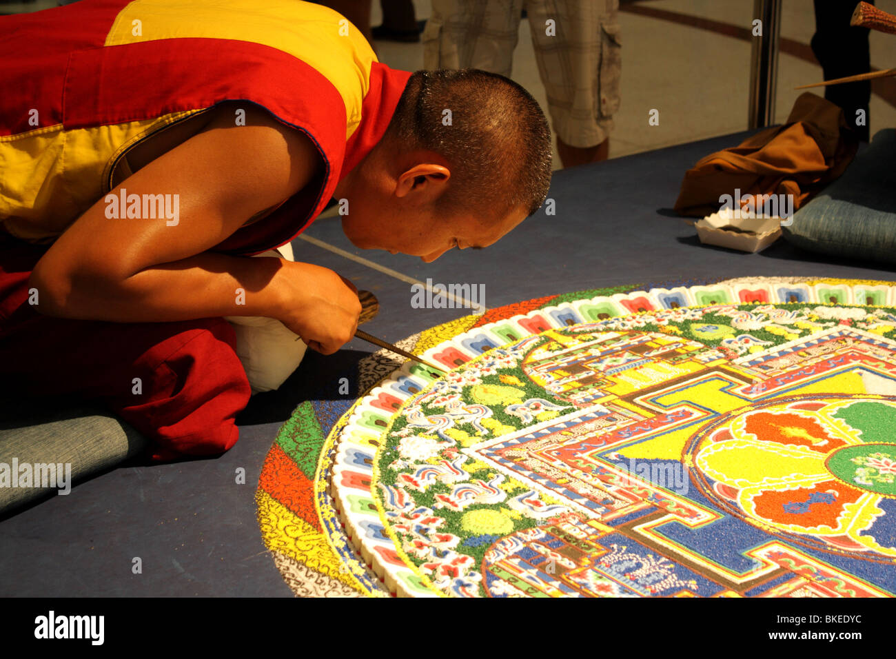 Tibetischer Mönch auf Sand Mandala arbeiten Stockfoto