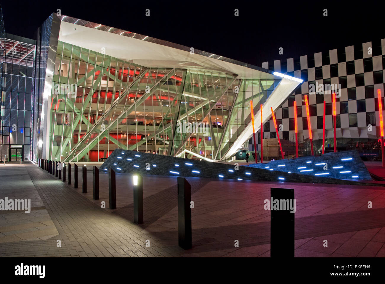 Das Grand Canal Theatre in Dublin bei Nacht. Stockfoto