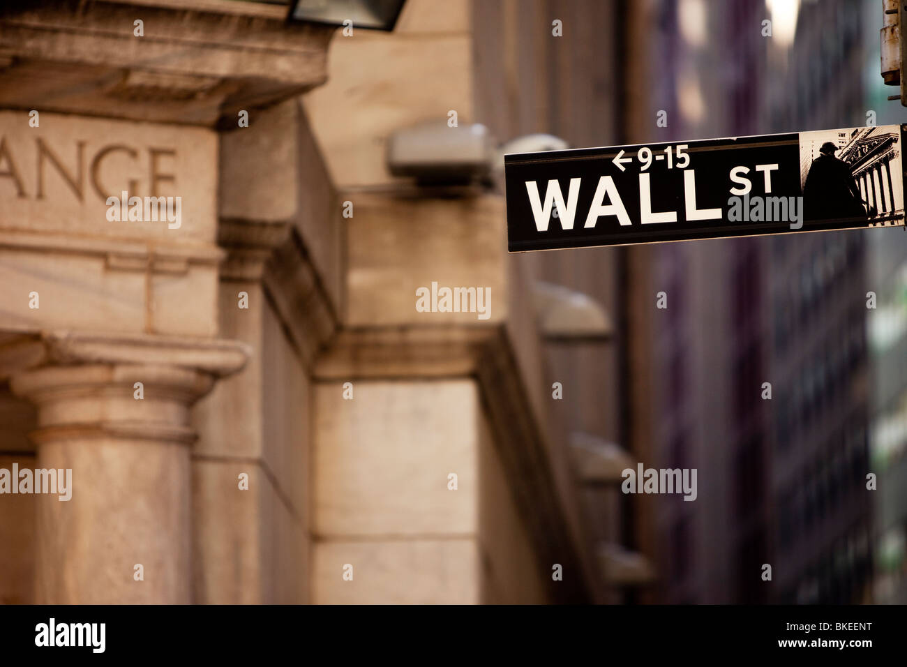 Wall-Street-Zeichen am Hintereingang an der New York Stock Exchange Building, New York City, USA Stockfoto