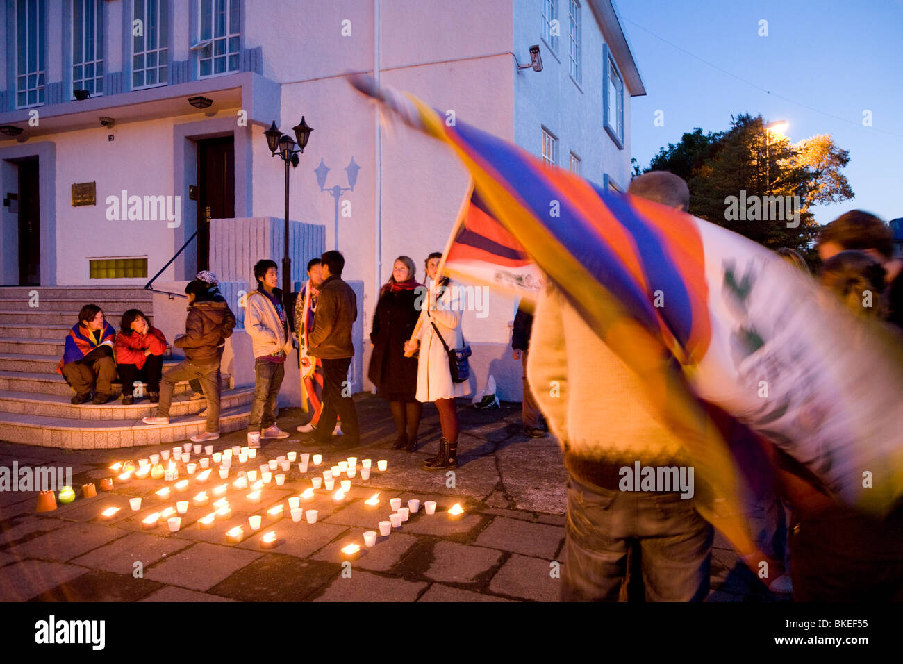 Tibeter und Isländer mit vereinten Kräften und Protest gegen die chinesische Besetzung Tibets.  Chinesische Botschaft, Reykjavik, Island. Stockfoto