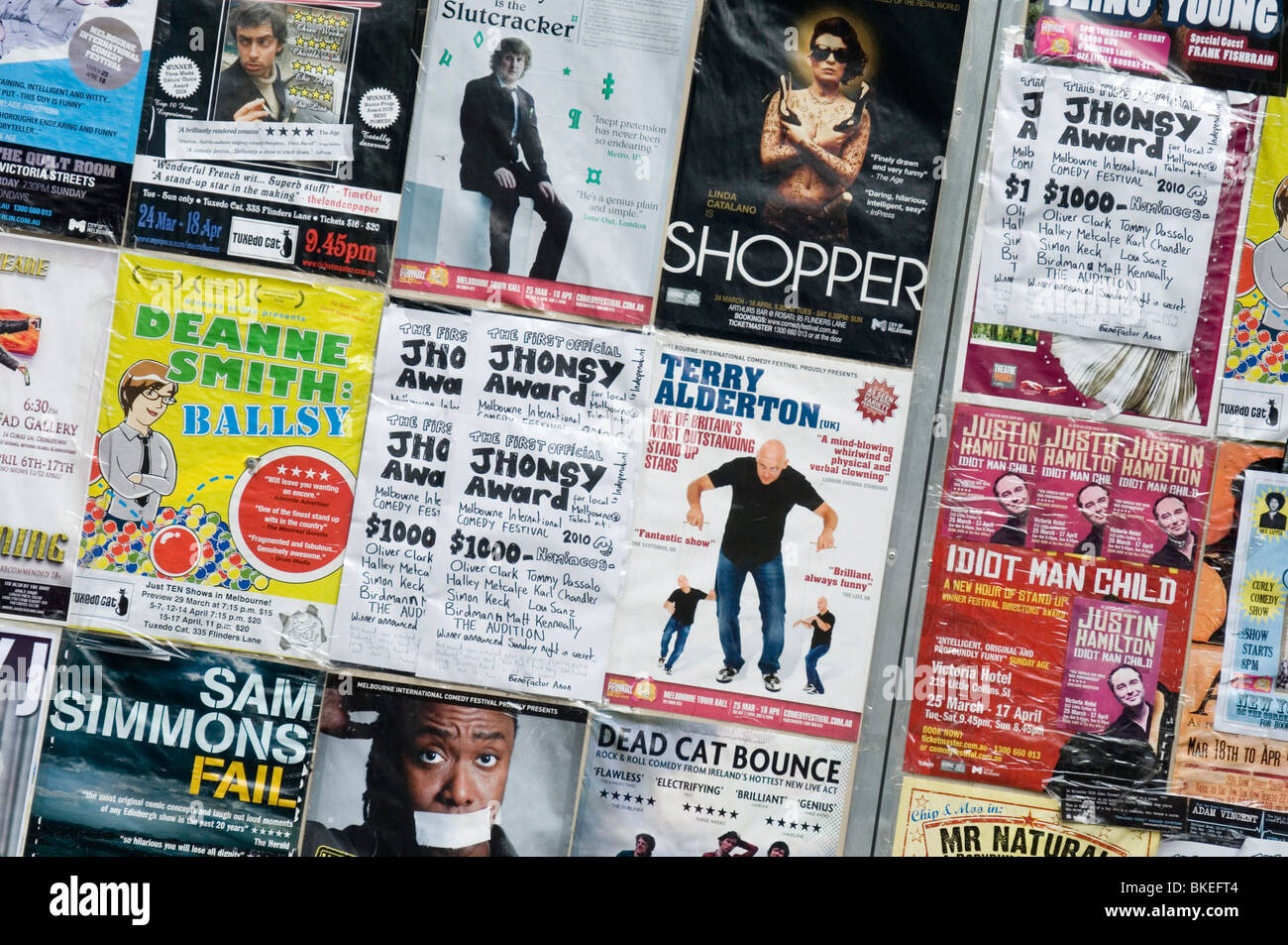 Plakate werben bevorstehenden Bühne Comedy-Acts erscheinen auf dem Melbourne International Comedy Festival Stockfoto