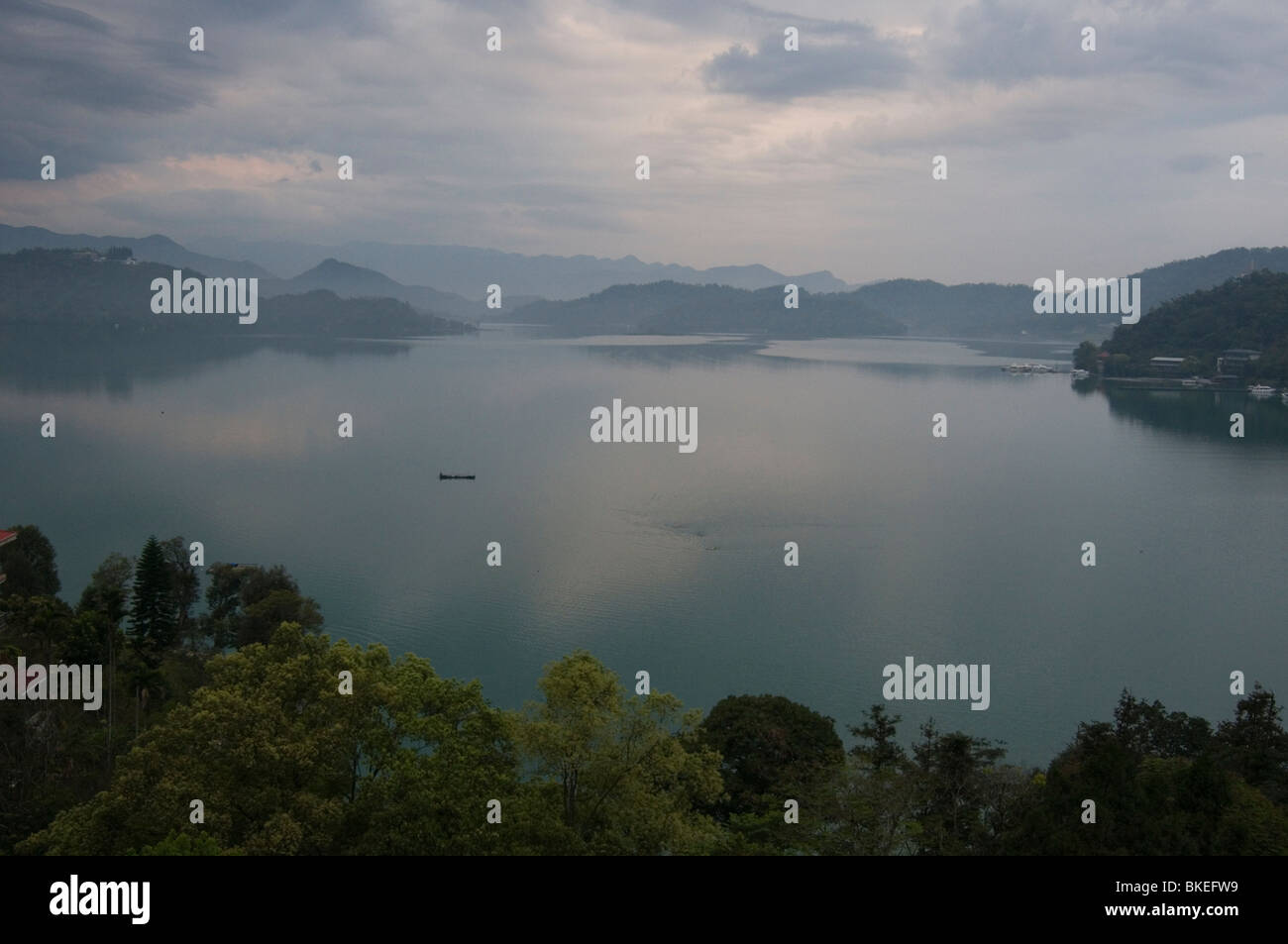 Morgendämmerung über Sun Moon Lake aus dem Hotel Fleur de Chine, Taiwan Stockfoto