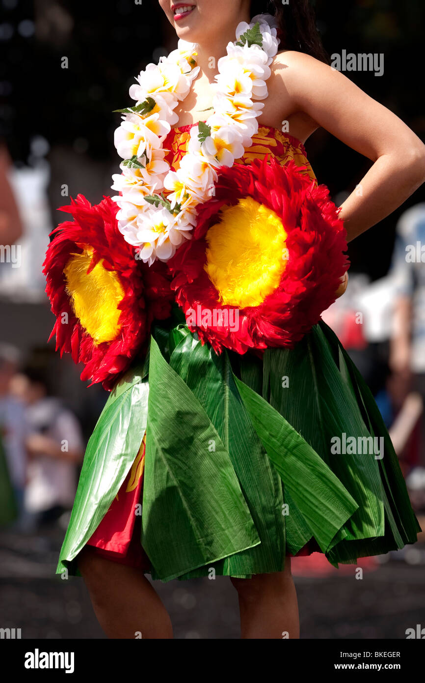 Hula-Tänzerin mit Lei und Hawaiian Pompons Stockfoto