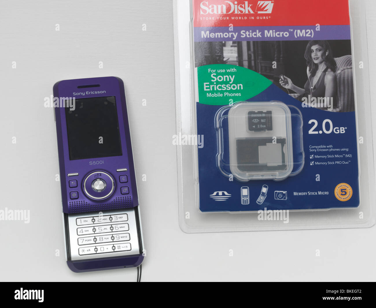 Sony Ericsson S500i Handy und USB-Stick Stockfoto