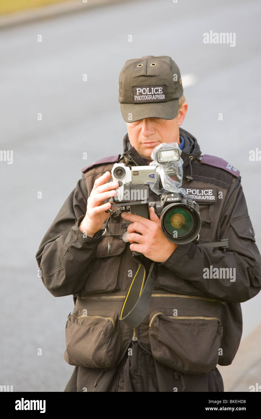 Ein Polizei-Fotograf fotografiert Demonstranten bei der Klima-Camp Heathrow Protest. Stockfoto