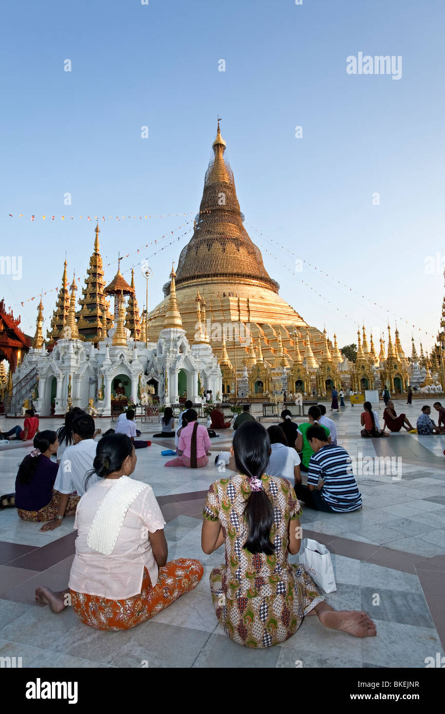 Buddhistische Gläubige beten. Shwedagon Pagode. Yangon. Myanmar Stockfoto