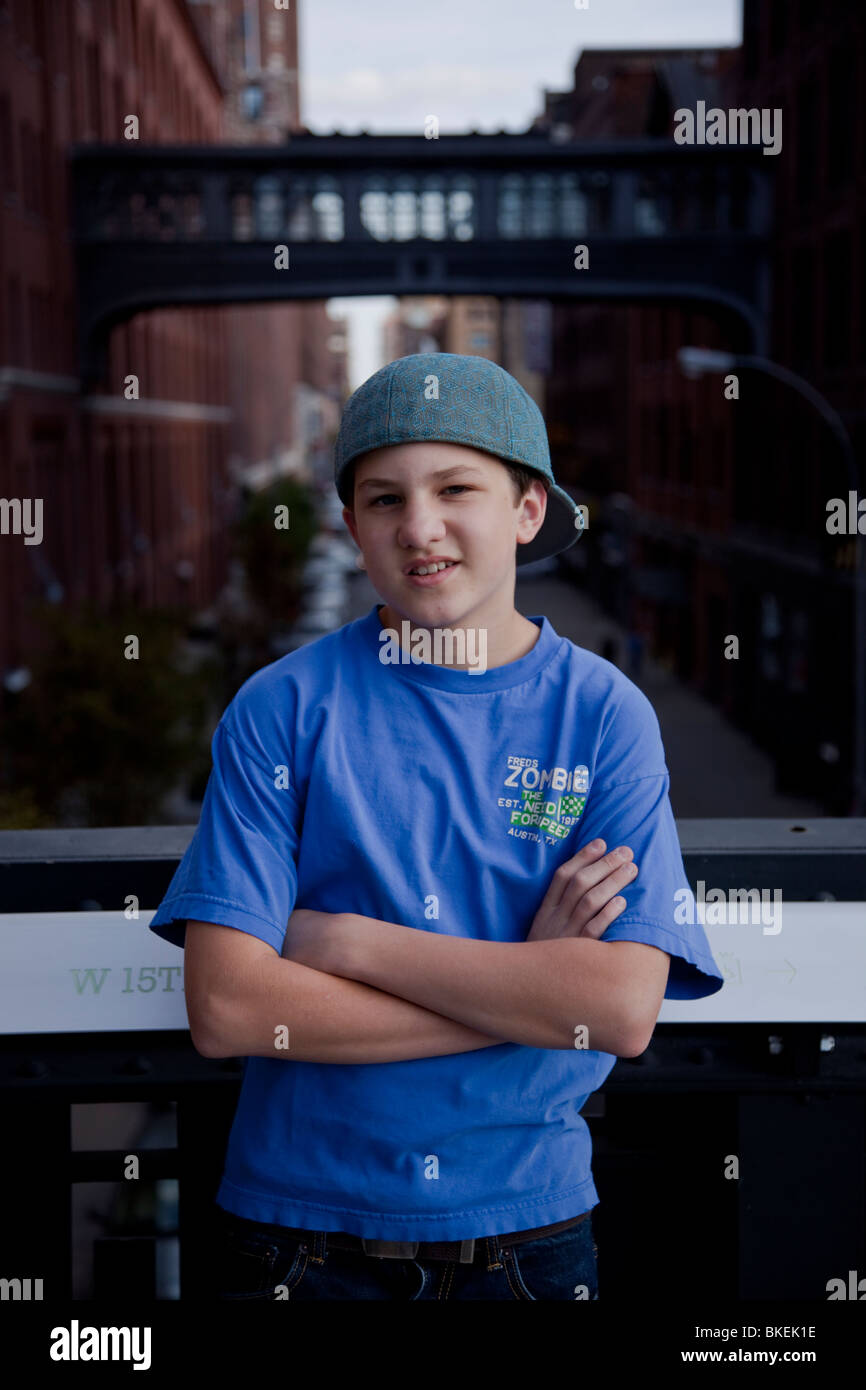 Porträt des 13-jährigen Jungen in der Highline Park, NYC Stockfoto