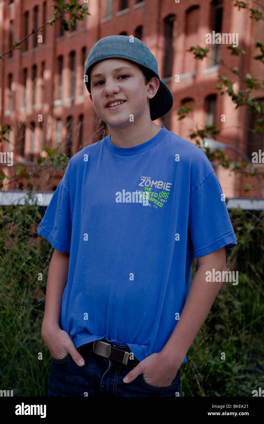 Porträt des 13-jährigen Jungen in der Highline Park, NYC Stockfoto
