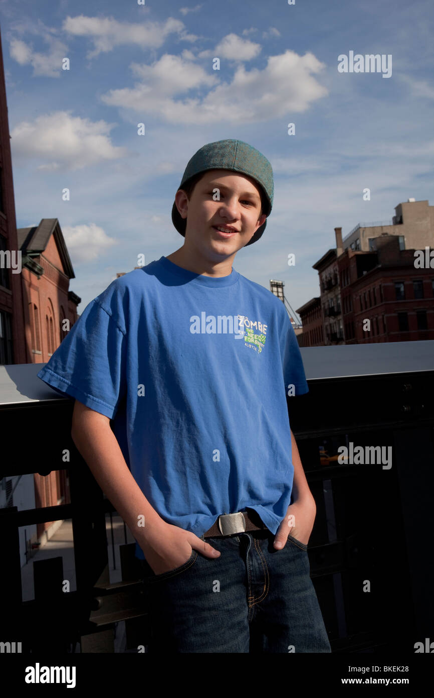 Porträt des 13-jährigen Jungen in der Highline Park, NYC Stockfoto