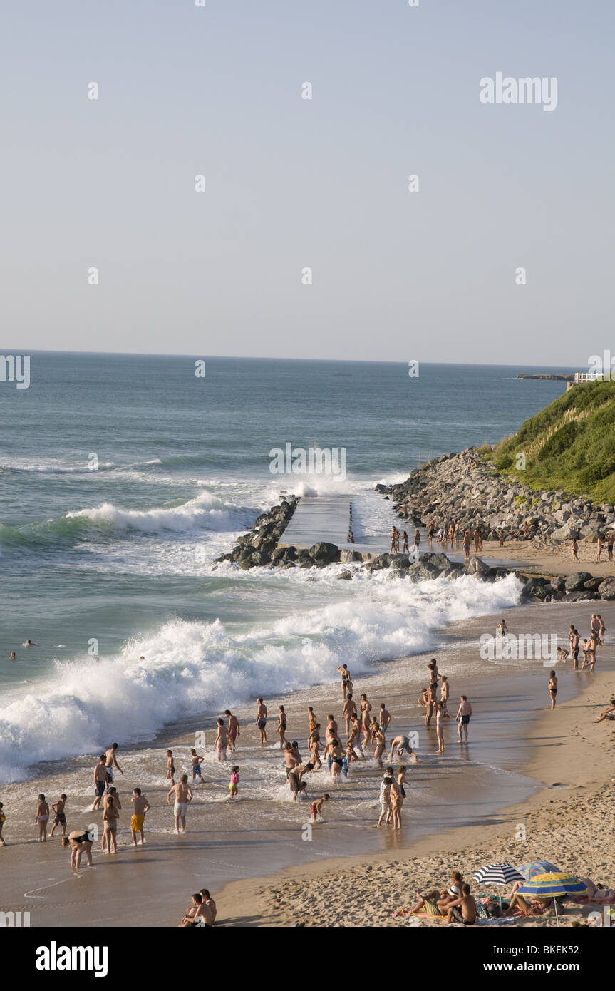 Miladys Strand in Biarritz in großen Wellen am Tag (Sommer) - Schwimmer Stockfoto
