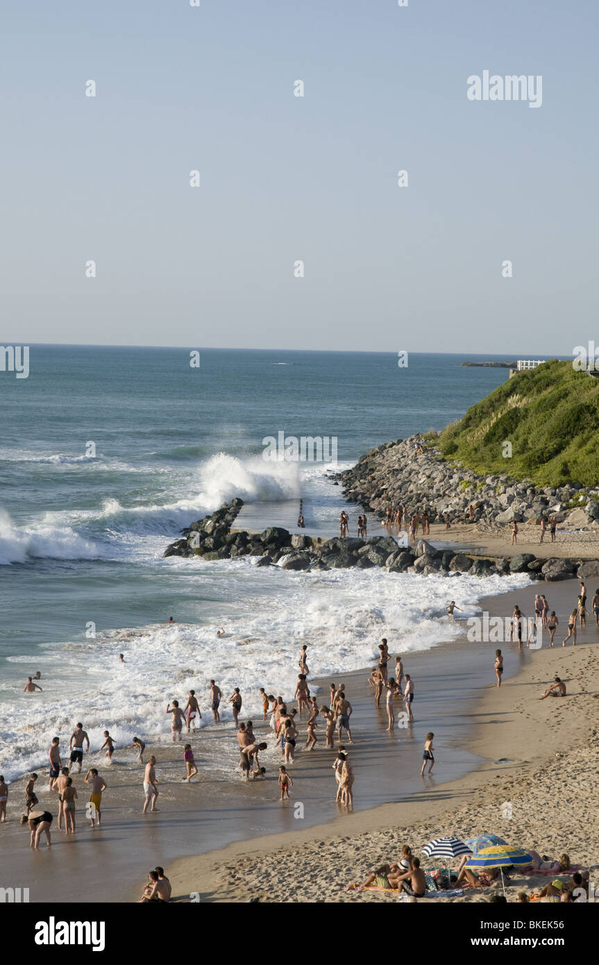 Miladys Strand in Biarritz in großen Wellen am Tag (Sommer) - Schwimmer Stockfoto