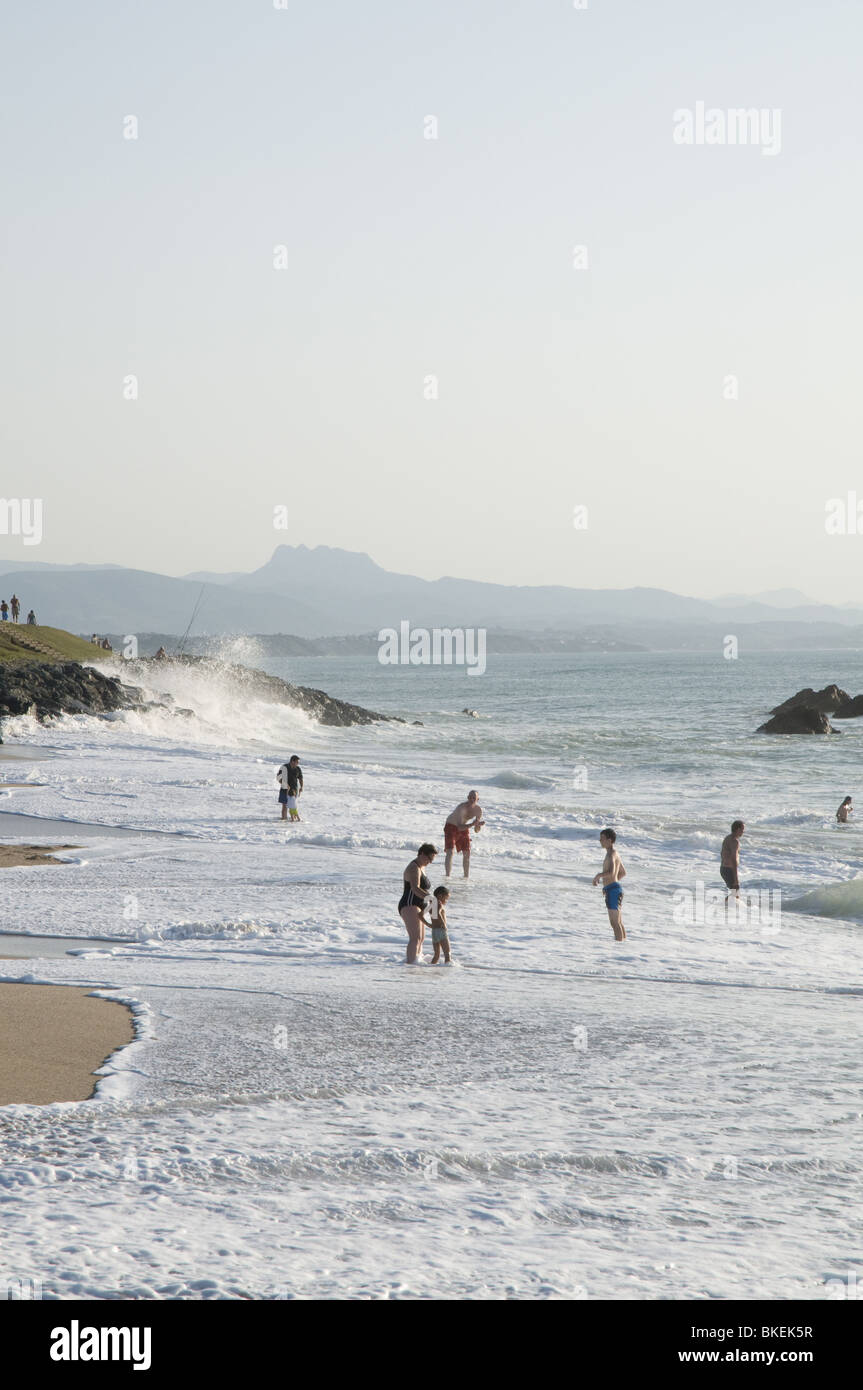 Miladys Strand in Biarritz in großen Wellen am Tag (Sommer) - Schwimmer Stockfoto