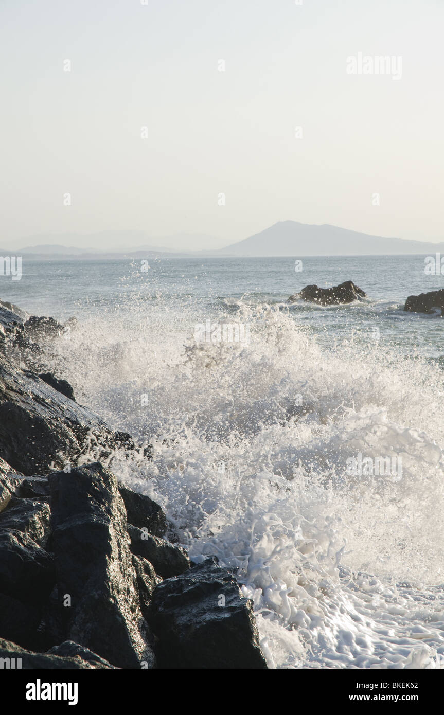 Miladys Strand in Biarritz in großen Wellen am Tag (Sommer) - Felsen und Wellen Stockfoto