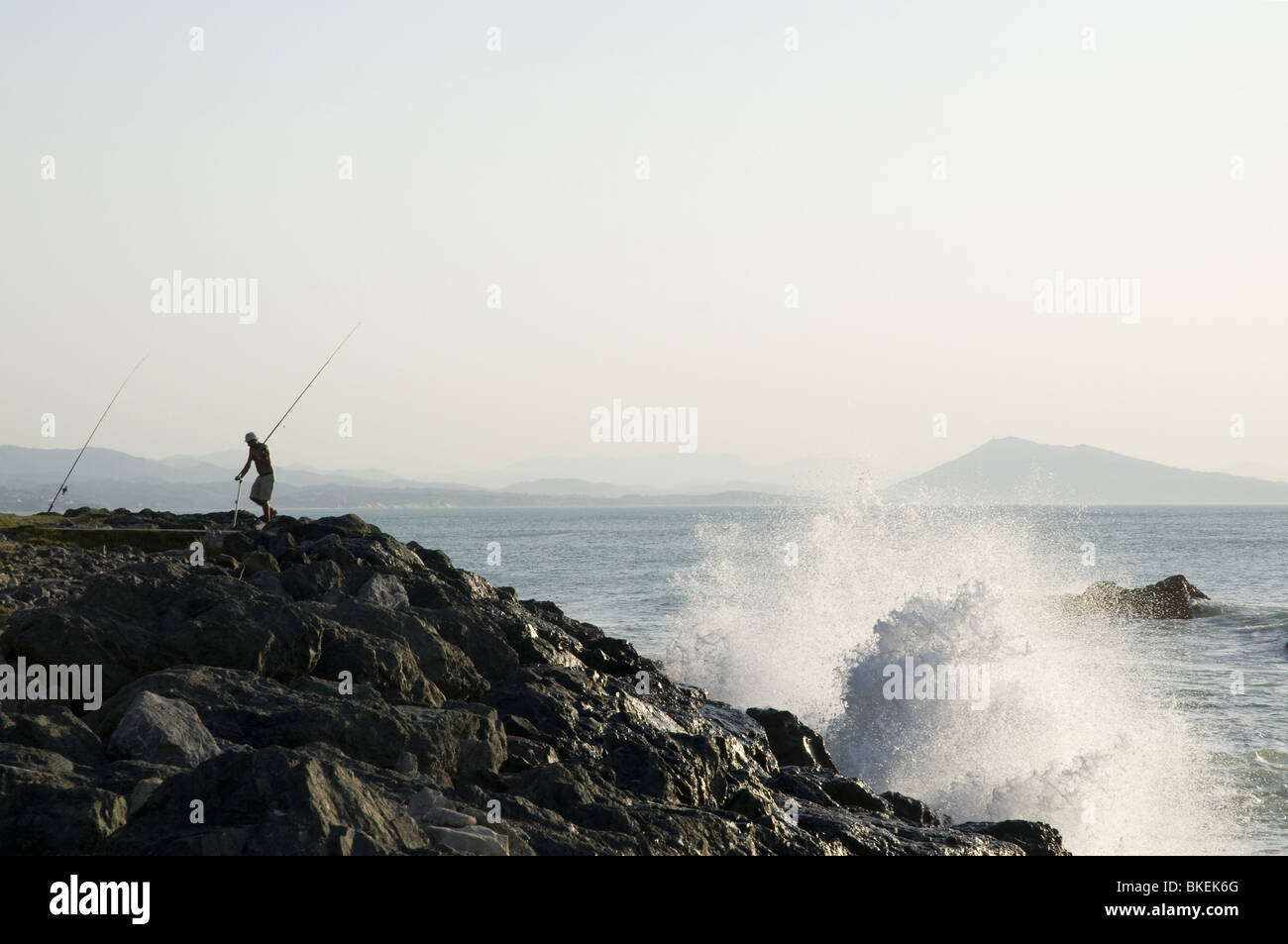 Miladys Strand in Biarritz in großen Wellen Tag (Sommer) - Felsen und Wellen - Fischer Stockfoto