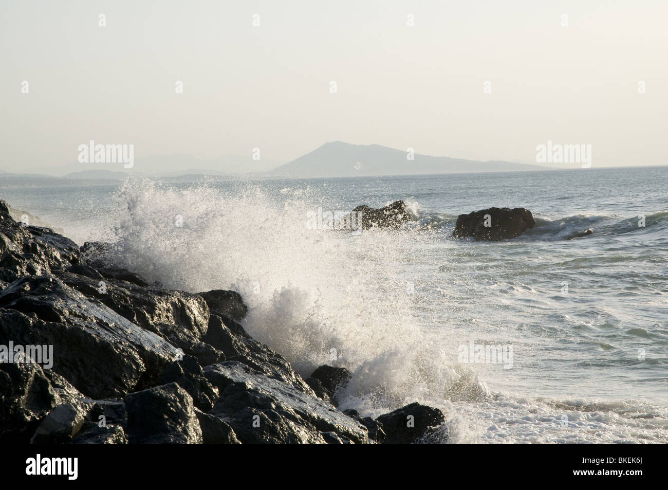 Miladys Strand in Biarritz in großen Wellen am Tag (Sommer) - Felsen und Wellen Stockfoto