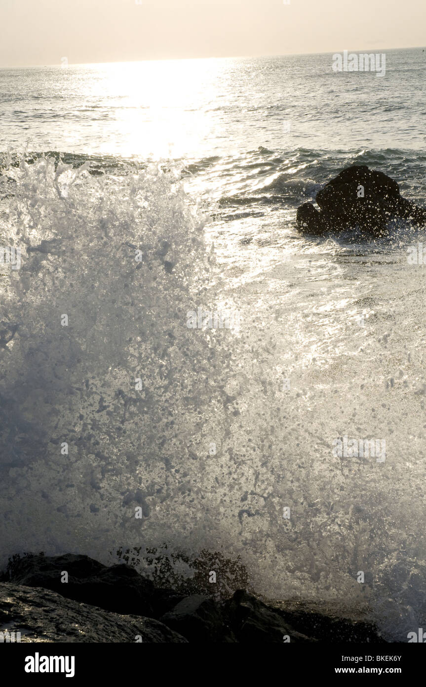 Miladys Strand in Biarritz in großen Wellen am Tag (Sommer) - Felsen und Wellen; Splash Stockfoto