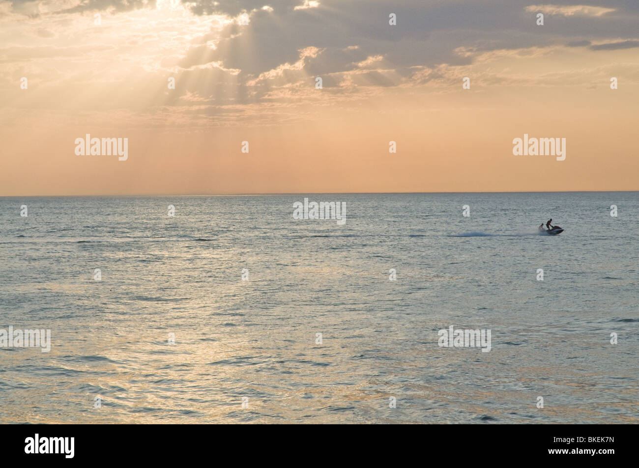 Miladys Strand in Biarritz in einem großen Wellen-Tag (Sommer) - Sonnenuntergang; Jetski Stockfoto
