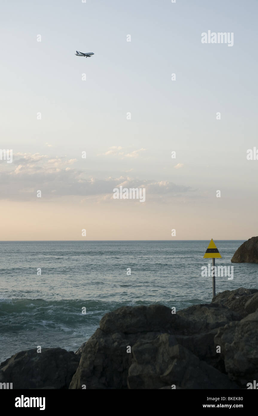 Miladys Strand in Biarritz in großen Wellen am Tag (Sommer) - angedockt ein Flugzeug wird vorbereitet Stockfoto