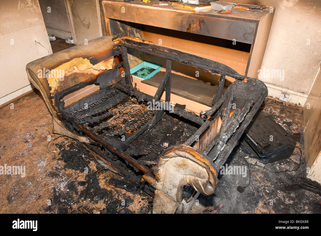 Verbrannte Sofa nach Brand durch weggeworfene Zigarette Stockfotografie