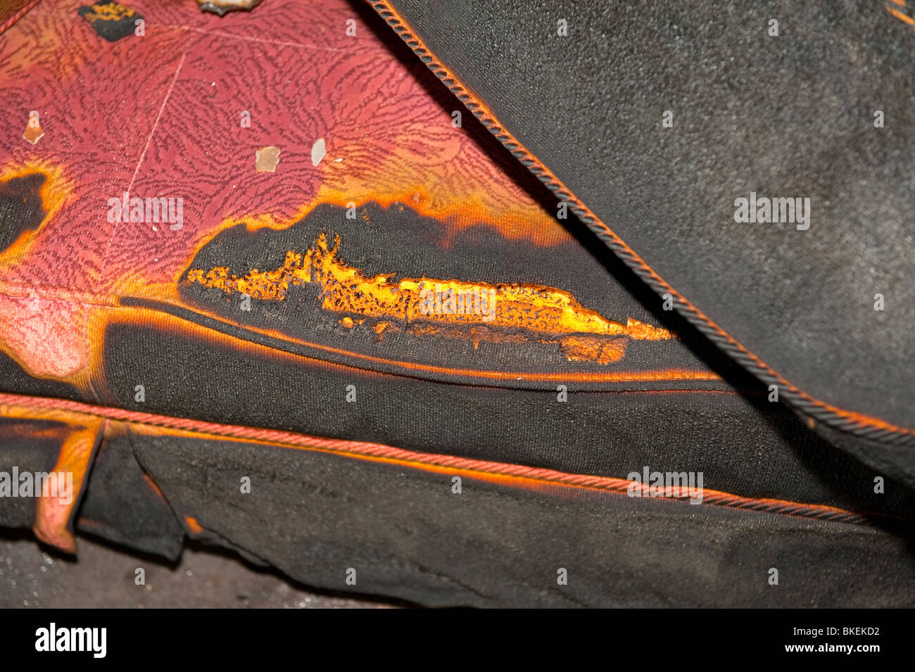 Muster auf heimischen Sofa nach Gebrauch von Brandbeschleuniger Benzin ins Feuer Brandstiftung zu verbrennen Stockfoto