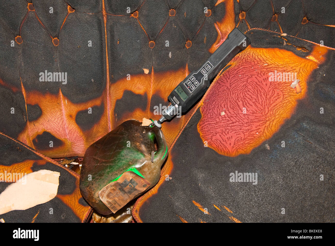 Brandbeschleuniger Detektor Messung von flüchtigen organischen Kombinationspräparate in Szene der Brandstiftung Feuer Stockfoto