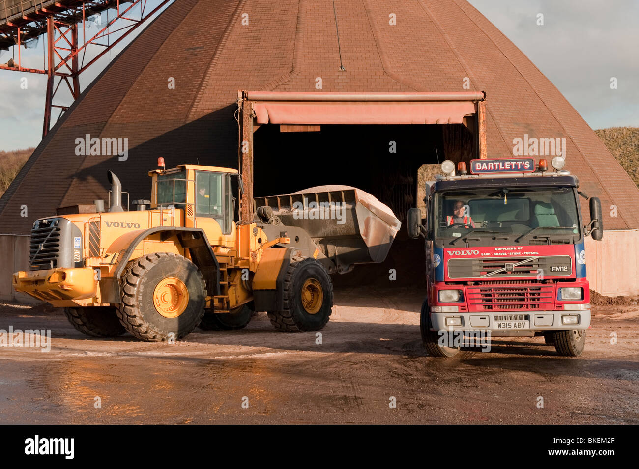 Laden von Streusalz Rock in LKW aus Lagerhalle bei Salt mine Stockfoto