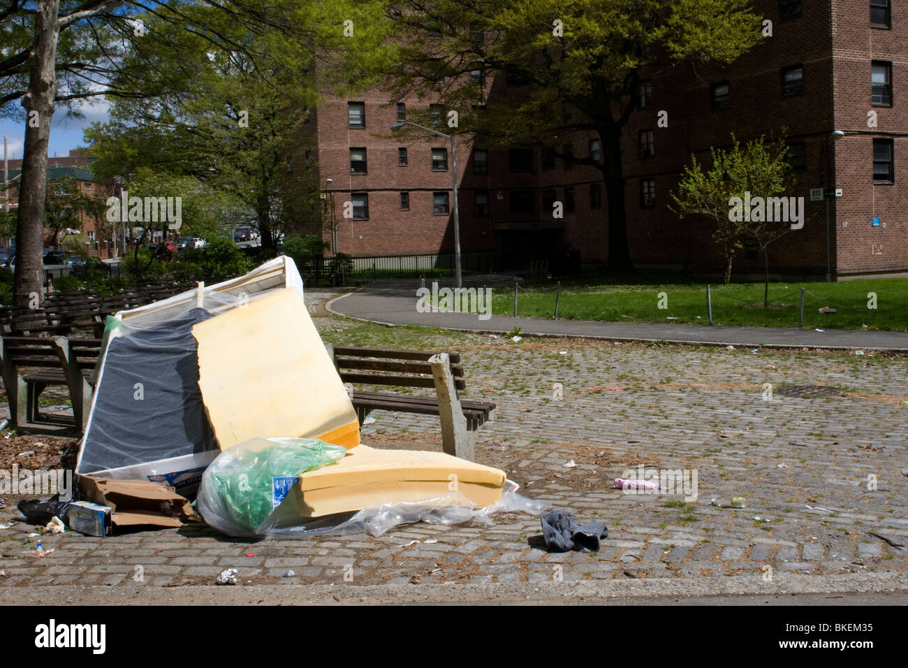 Papierkorb entsorgt illegal in NYC Wohnprojekt Stockfoto