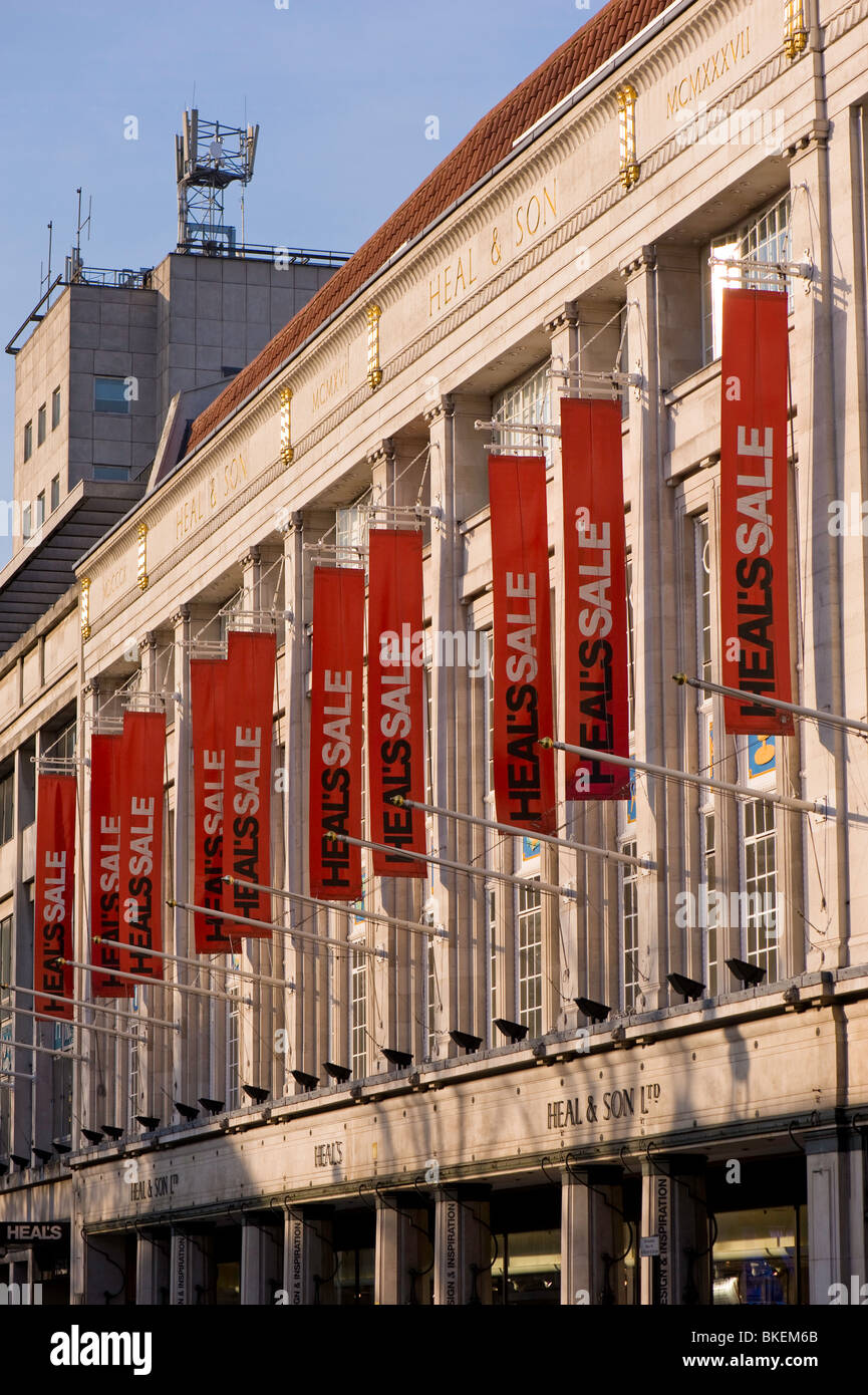 Verkauf-Banner auf Heals Kaufhaus, Tottenham Court Road, London, Vereinigtes Königreich Stockfoto