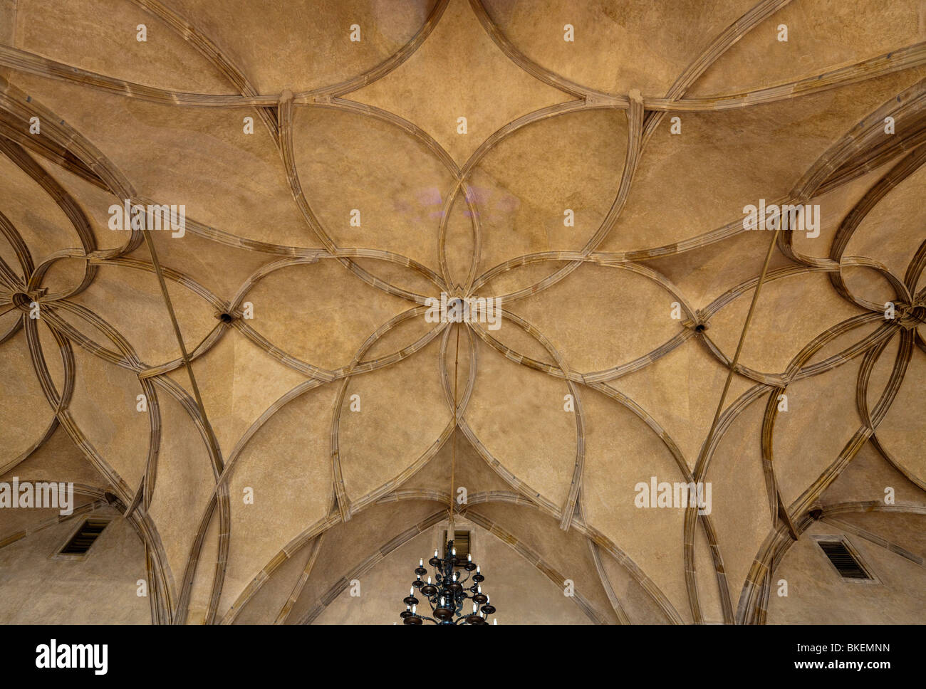 Detail der Kreuzrippengewölbe, Vladislav-Saal in der Starý Královský Palác (Old Royal Palace), Pragerburg, Prag, Tschechische Republik. Stockfoto