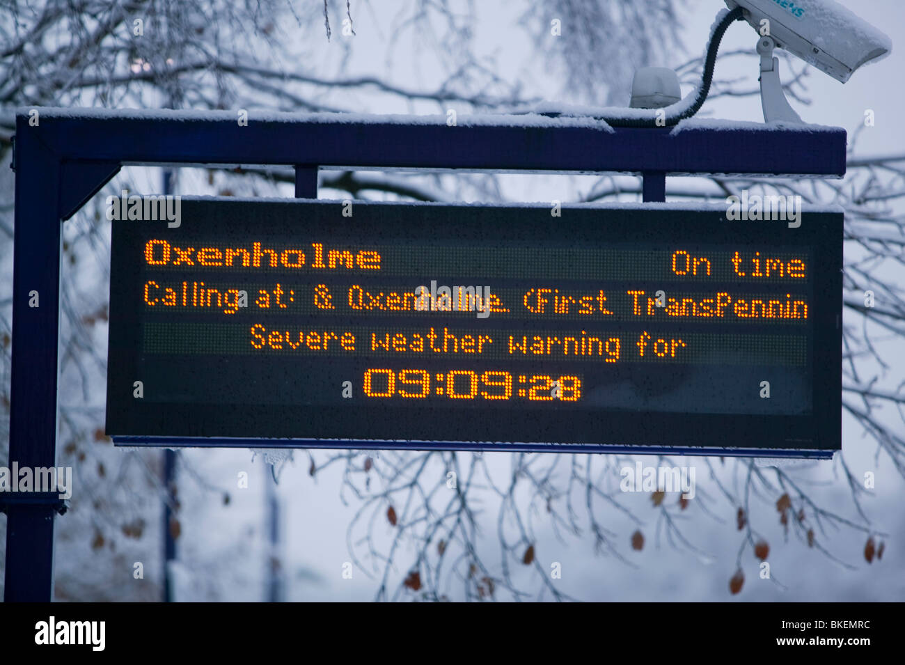 Eine Unwetterwarnung am Windermere Bahnhof im Schnee in Cumbria UK Stockfoto