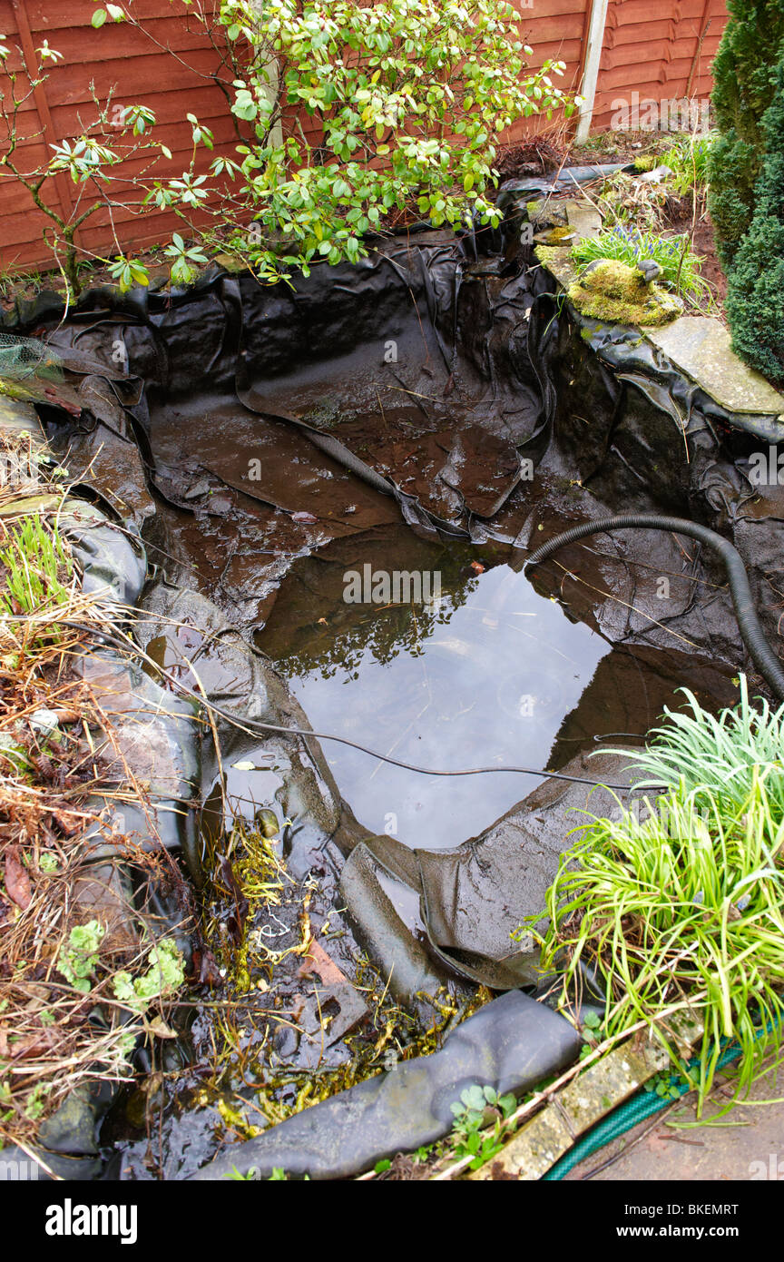 Einen alten Teich entleeren Stockfoto