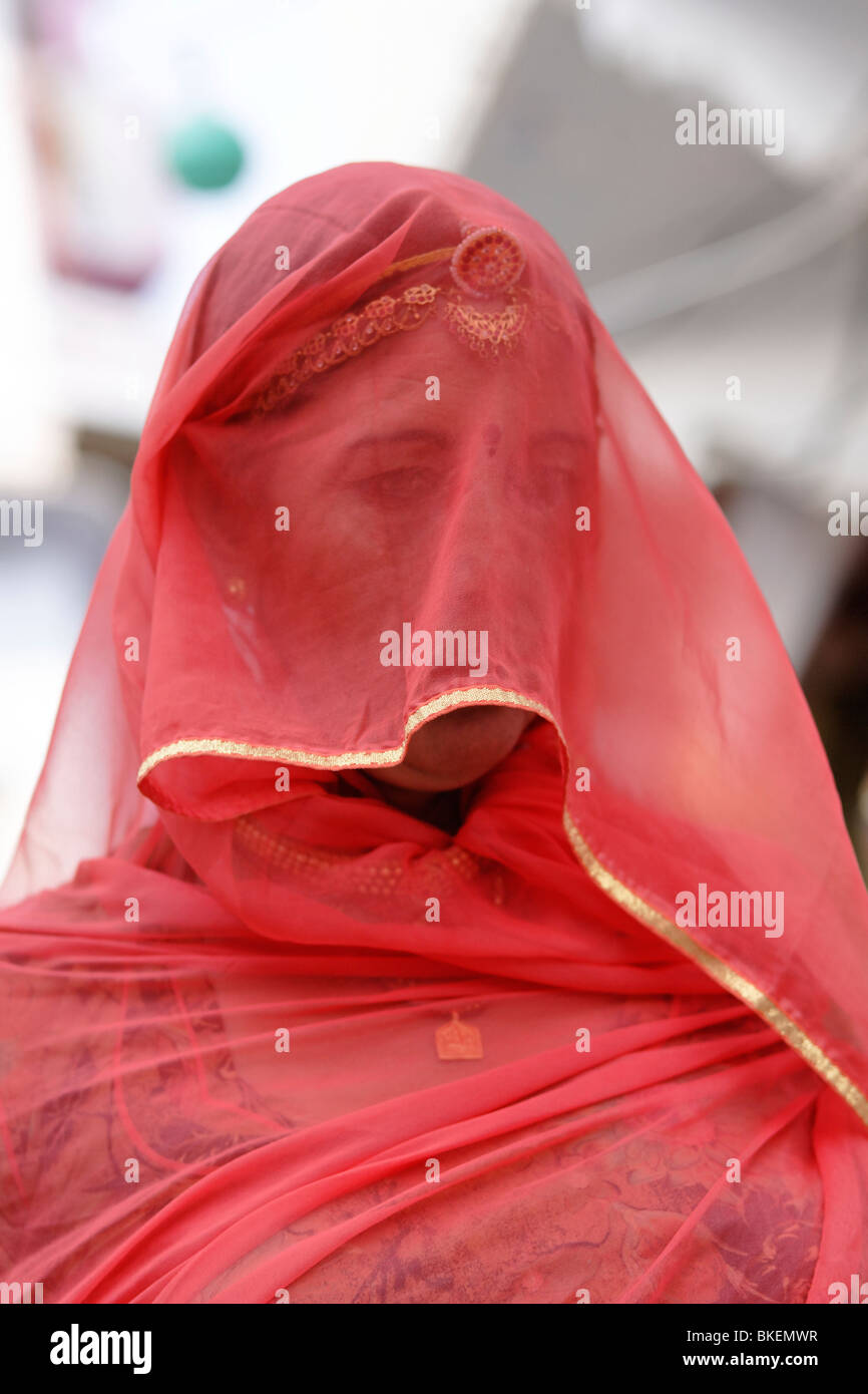 Eine überdachte Fläche Rajasthani Frauen in Pushkar fair, Rajasthan Indien. Stockfoto