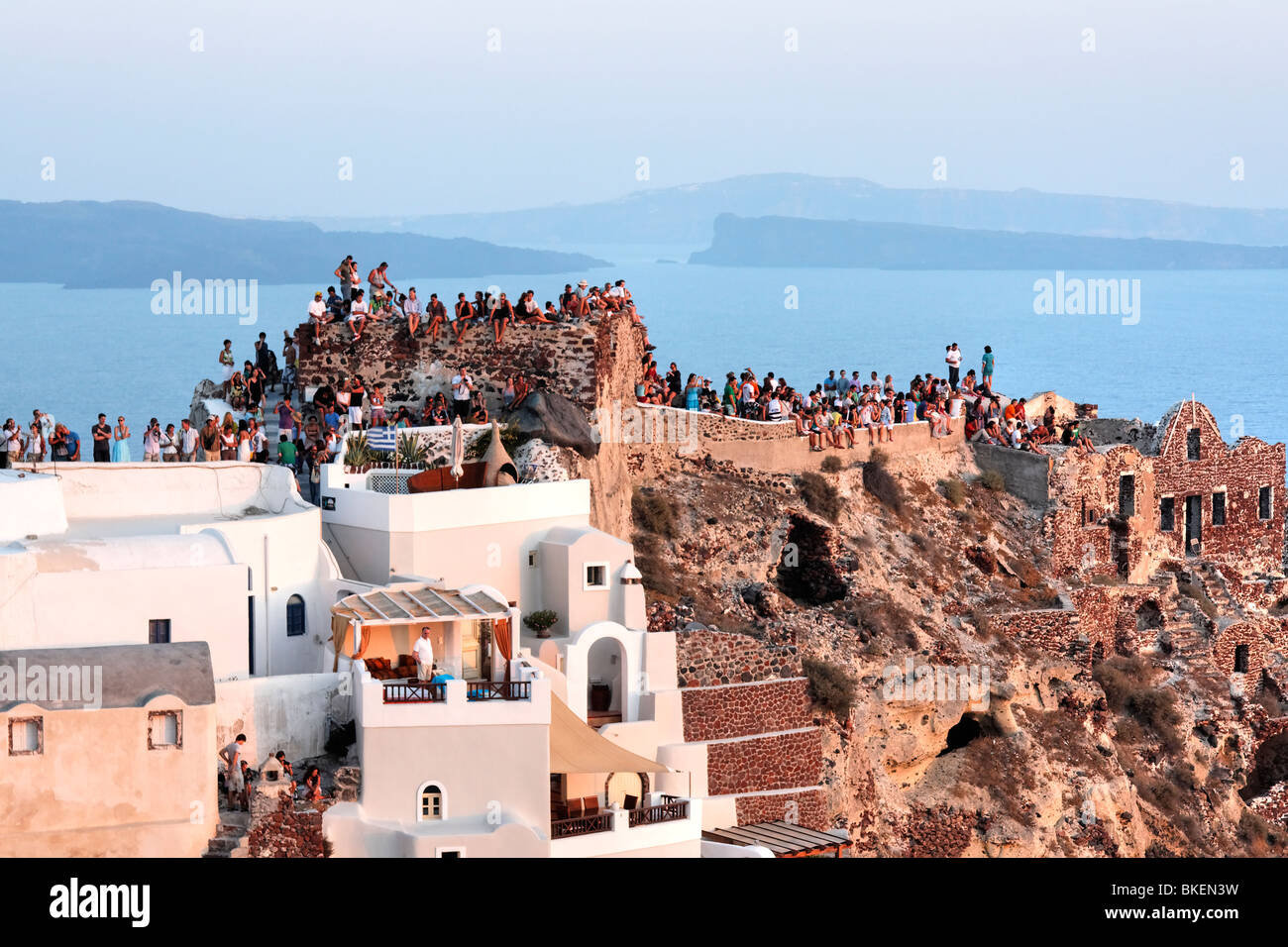 Menschen, die den Sonnenuntergang in Oia, Santorini, Griechenland Stockfoto