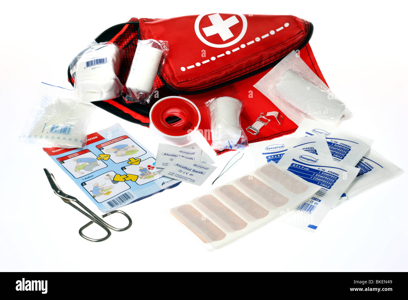 Erste-Hilfe-Kasten für unterwegs. Medizinische Hilfe für den Außenbereich. Stockfoto