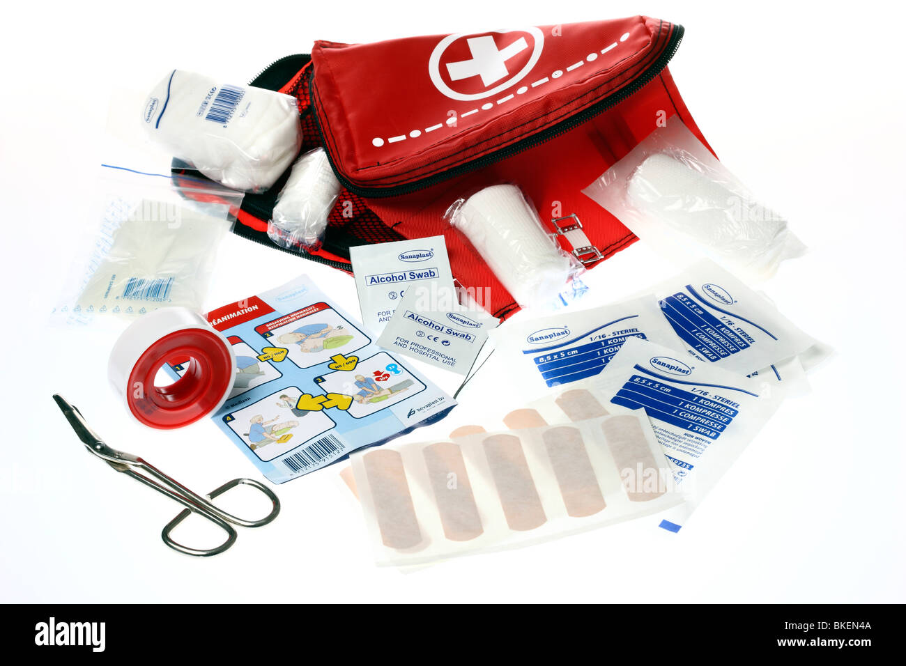 Erste-Hilfe-Kasten für unterwegs. Medizinische Hilfe für den Außenbereich. Stockfoto