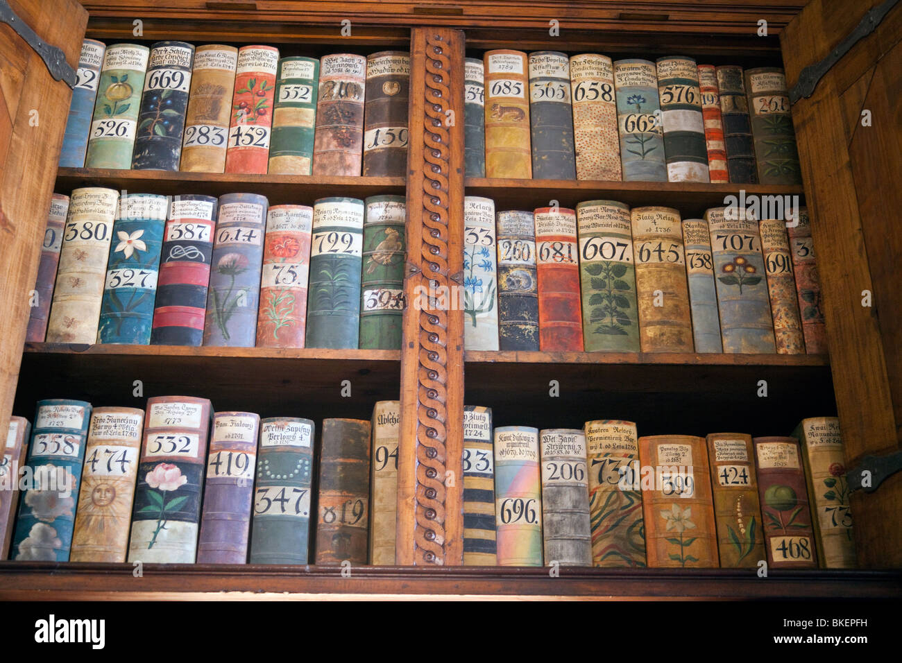 Dokumente im Bücherregal im neuen Land Rollen, alte Königspalast, Prager Burg, Tschechische Republik Stockfoto