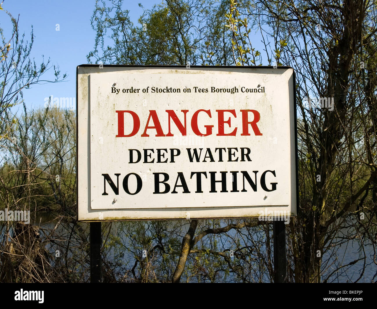Ein Warnschild Gefahr tiefen Wasser nicht Baden auf dem River Tees in Preston Park Stockton on Tees Stockfoto