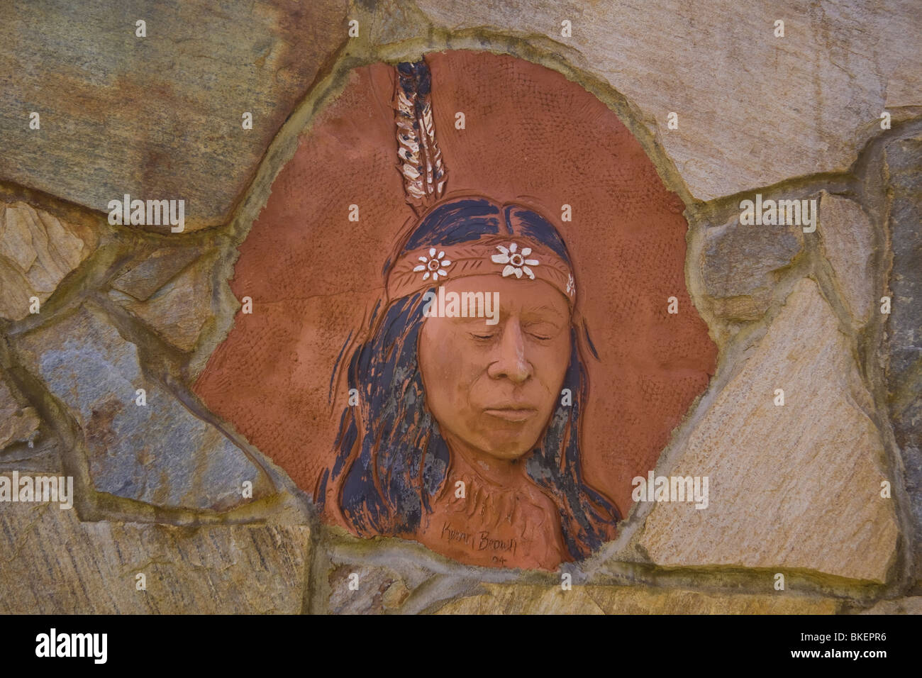 Eine Ton-Büste von Prinzessin Pocahontas von Pamunkey Native American Indian Chief Kevin Brown im Jahr 2004 geschaffen. Stockfoto