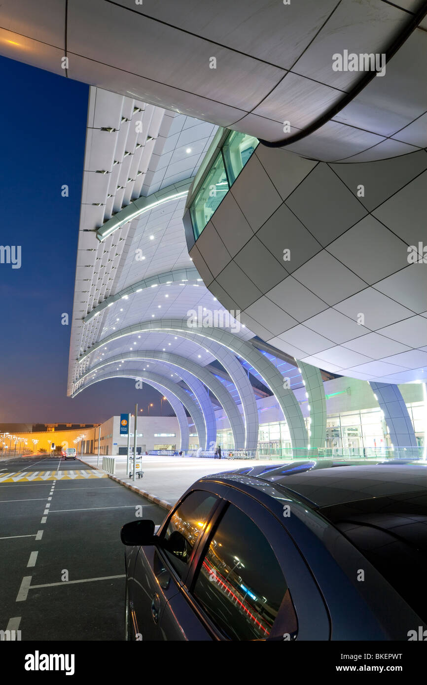 Stilvoller moderne Architektur der 2010 eröffneten Terminal 3 des Dubai International Airport, Dubai, Vereinigte Arabische Emirate, Vereinigte Arabische Emirate Stockfoto